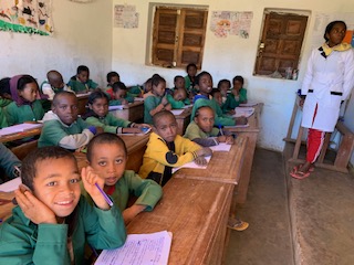 Élèves dans une classe à Madagascar
