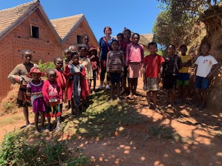 Membres de l'association avec des enfants du village